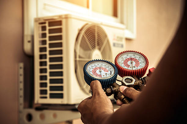 Professional Hvac technician working in Rolling Meadows, IL